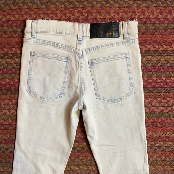 CHEAP MONDAY LIGHT WASH RIPPED KNEE SKINNY JEANS - Picture 4 of 7